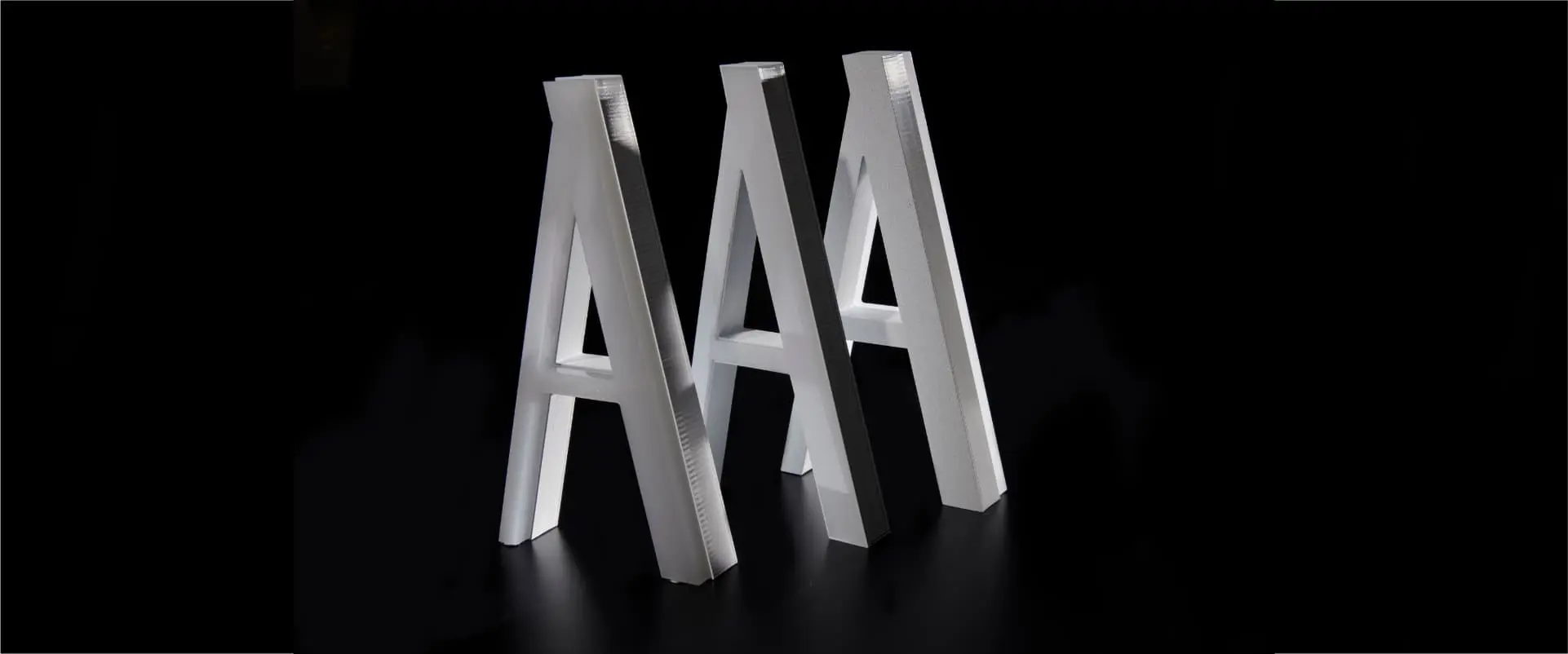 Confronto lettere luminose: luce diretta, indiretta e non luminosa